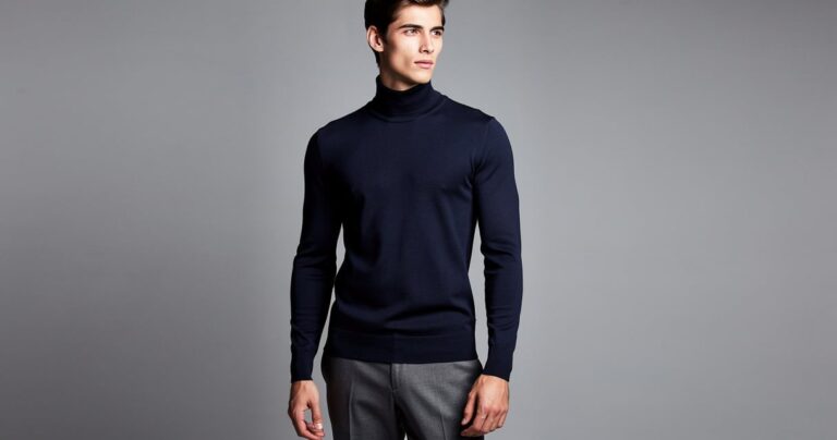 Homme portant un sous-pull col roulé coupe slim fit qui structure la silhouette